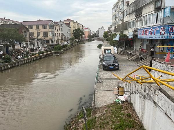 上海坠河公交司机初步诊断突发心梗,事故发生前让乘客下车(图3) 上海坠河公交司机初步诊断突发心梗,事故发生前让乘客下车(图3)