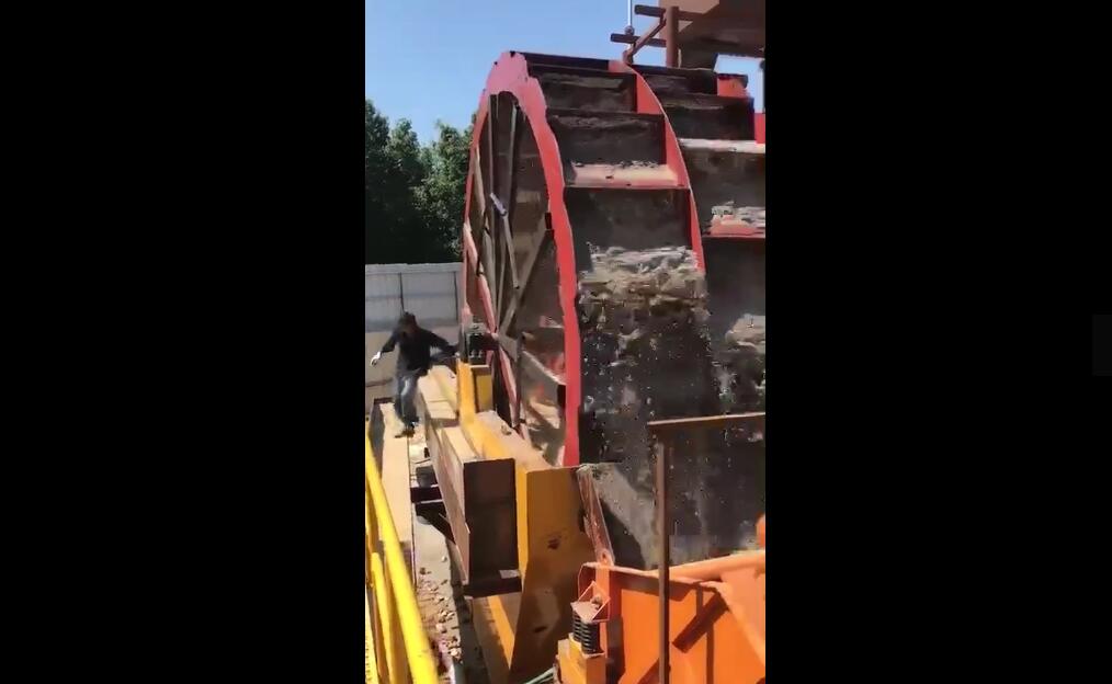 赣东矿机大型轮斗式水洗砂机视频全自动人工陆地式洗沙机工作视频(图1)