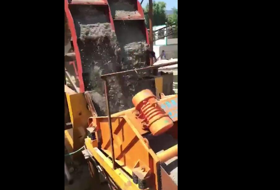 赣东矿机大型轮斗式水洗砂机视频全自动人工陆地式洗沙机工作视频(图2)