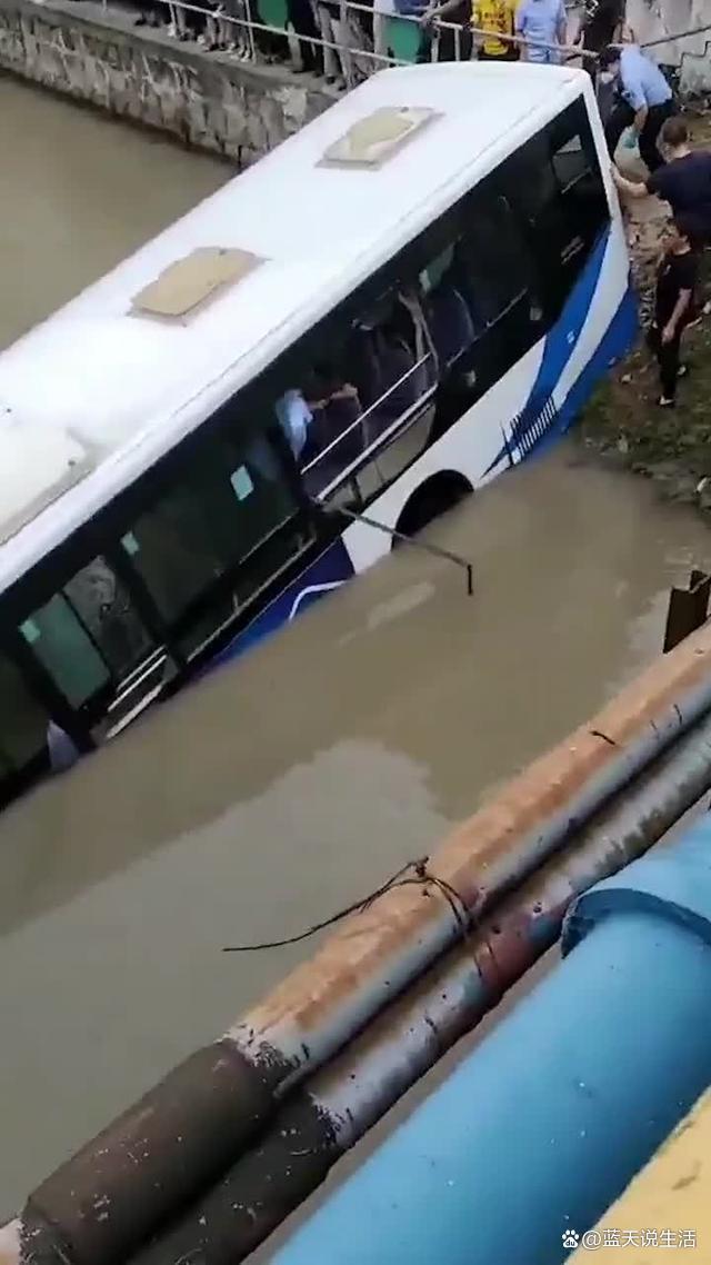 上海滑入河道公交车司机初诊患有心梗，明年3月退休(图1)