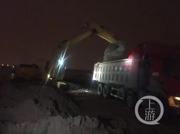 长沙湘江河滩被渣土填埋近百米，当地连夜清理并立案调查(图2)