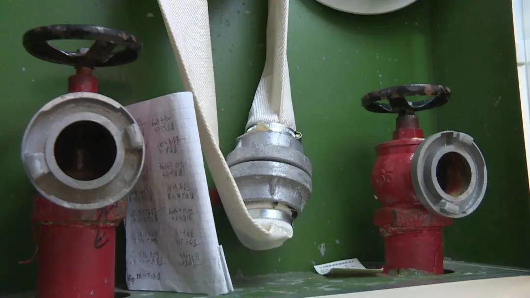 「今日温视关注」洗砂厂偷排泥浆记者核实；女匠人项敢：将无形之物幻化成最美之器；消防栓“自动”喷水住户家遭殃(图7)