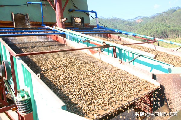 石英砂振动筛是如何工作的？了解筛分常识，让石英砂价格涨起来(图3)