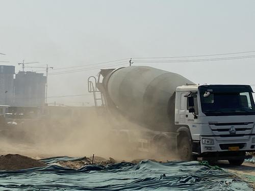 “保卫郑州蓝”之曝光台郑新快速路绿化提升工程建筑垃圾裸露上万平方米(图3) “保卫郑州蓝”之曝光台郑新快速路绿化提升工程建筑垃圾裸露上万平方米(图3)