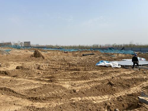 “保卫郑州蓝”之曝光台郑新快速路绿化提升工程建筑垃圾裸露上万平方米(图4) “保卫郑州蓝”之曝光台郑新快速路绿化提升工程建筑垃圾裸露上万平方米(图4)