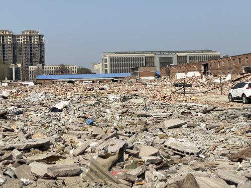 “保卫郑州蓝”之曝光台郑新快速路绿化提升工程建筑垃圾裸露上万平方米(图7) “保卫郑州蓝”之曝光台郑新快速路绿化提升工程建筑垃圾裸露上万平方米(图7)