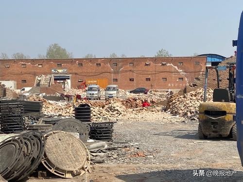 保卫郑州蓝之曝光台|郑新快速路绿化提升工程建筑垃圾裸露上万平方米(图7) 保卫郑州蓝之曝光台|郑新快速路绿化提升工程建筑垃圾裸露上万平方米(图7)
