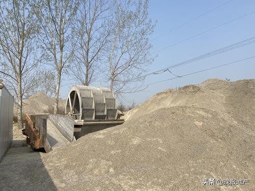 保卫郑州蓝之曝光台｜郑新快速路绿化提升工程建筑垃圾裸露上万平方米(图3)