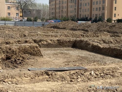 保卫郑州蓝之曝光台｜郑新快速路绿化提升工程建筑垃圾裸露上万平方米(图6)