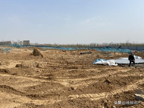 保卫郑州蓝之曝光台｜郑新快速路绿化提升工程建筑垃圾裸露上万平方米(图5)