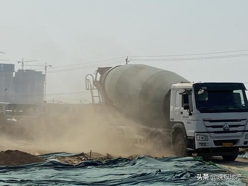 保卫郑州蓝之曝光台｜郑新快速路绿化提升工程建筑垃圾裸露上万平方米(图4)