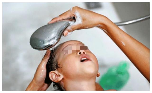 妈妈你为什么有“小翅膀”？孩子洗澡时好奇地提问，母亲这么回答(图1)