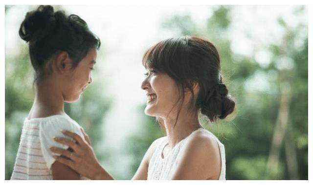 妈妈你为什么有“小翅膀”？孩子洗澡时好奇地提问，母亲这么回答(图3)