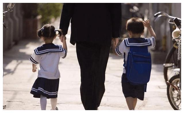 妈妈你为什么有“小翅膀”？孩子洗澡时好奇地提问，母亲这么回答(图5)