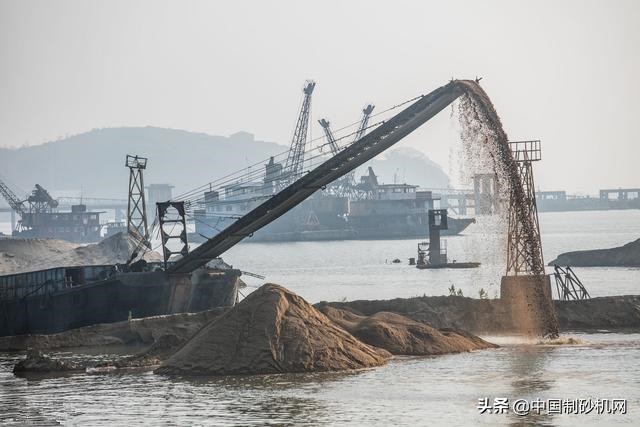 清洗砂石物料时，如何选择沙场洗沙机设备？这两款千万不要错过(图1)