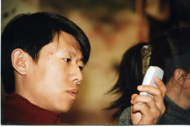 夏雨20年前照片曝光,拿板砖手机帅气十足,当时已和袁泉正式交往(图4) 夏雨20年前照片曝光,拿板砖手机帅气十足,当时已和袁泉正式交往(图4)