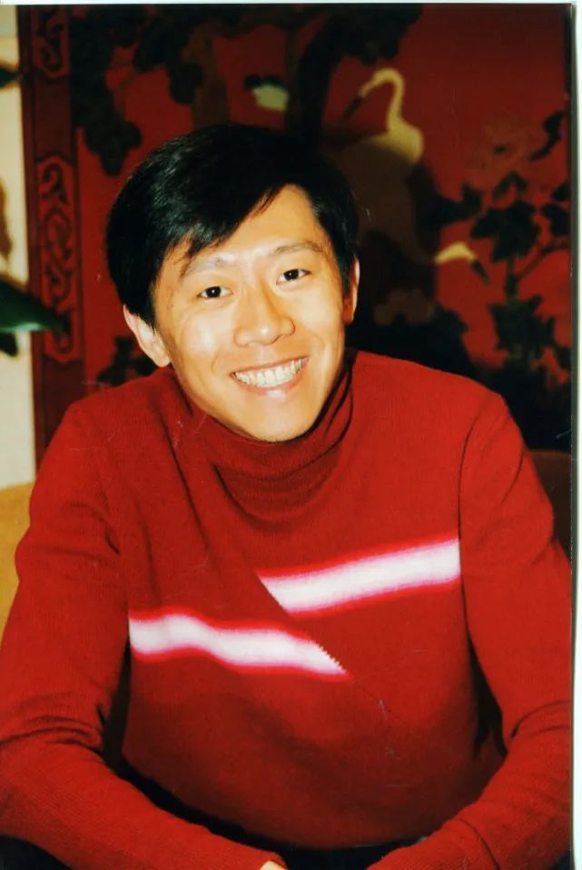 夏雨20年前照片曝光,拿板砖手机帅气十足,当时已和袁泉正式交往(图3) 夏雨20年前照片曝光,拿板砖手机帅气十足,当时已和袁泉正式交往(图3)