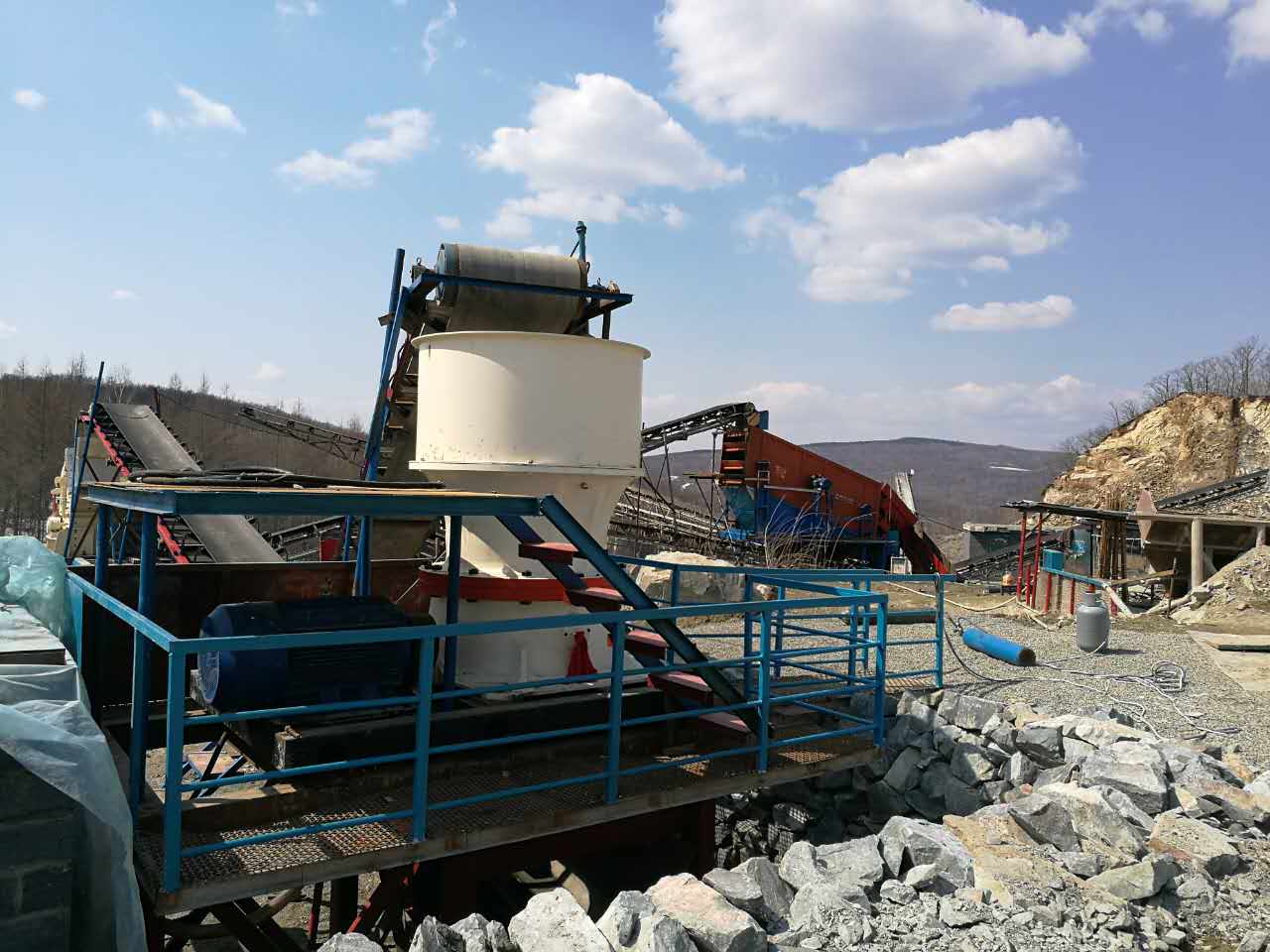 花岗岩破碎成砂后有哪些用途？花岗岩破碎设备大全(图2)