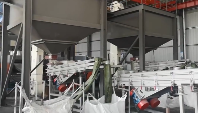 草酸粉料颗粒料半成品料除杂分级分目振动筛(图1)