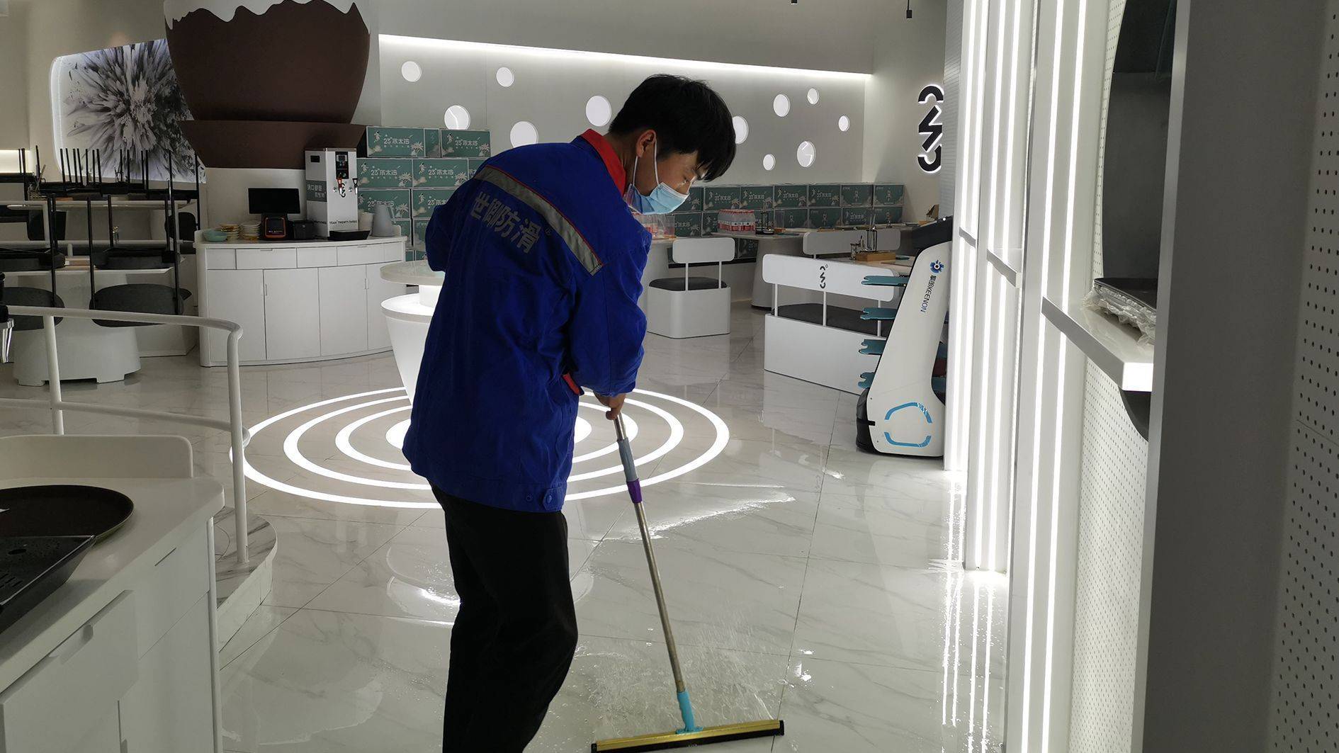 世卿防滑：机车洗车店地面防滑用什么材料好(图1)