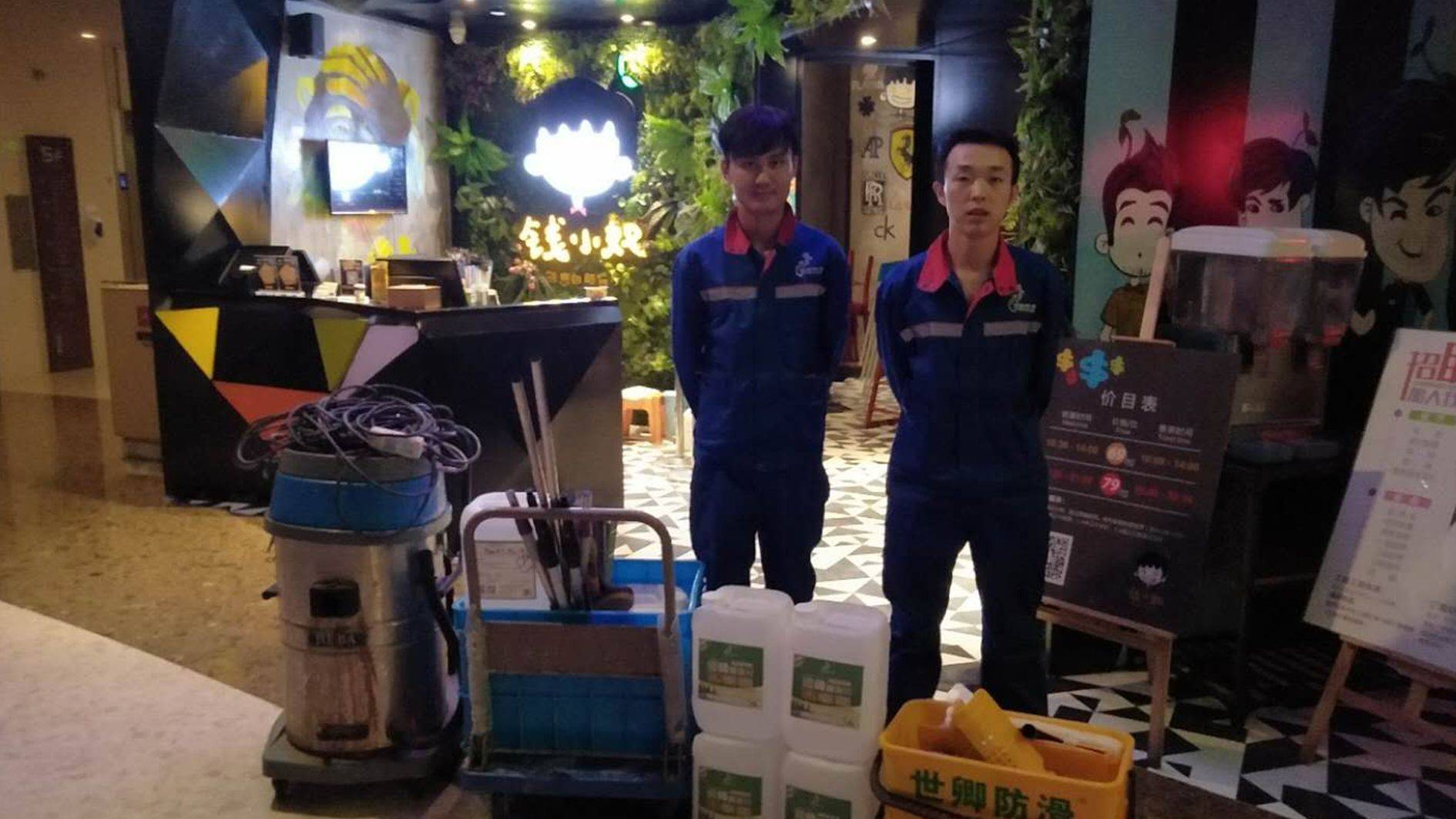 世卿防滑：机车洗车店地面防滑用什么材料好(图3)