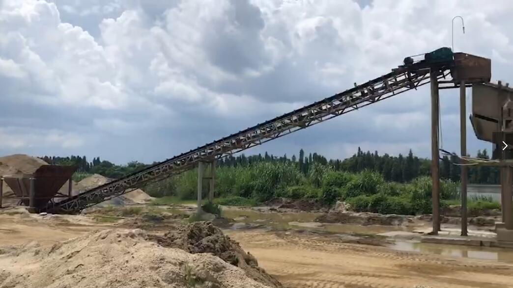 赣东矿机直线振动筛工作皮带输送机6米轮斗洗砂机设备生产线视频(图2)