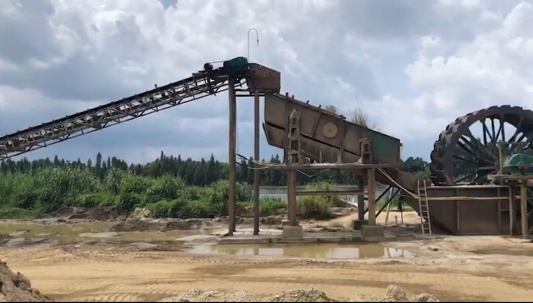 赣东矿机直线振动筛工作皮带输送机6米轮斗洗砂机设备生产线视频(图5)