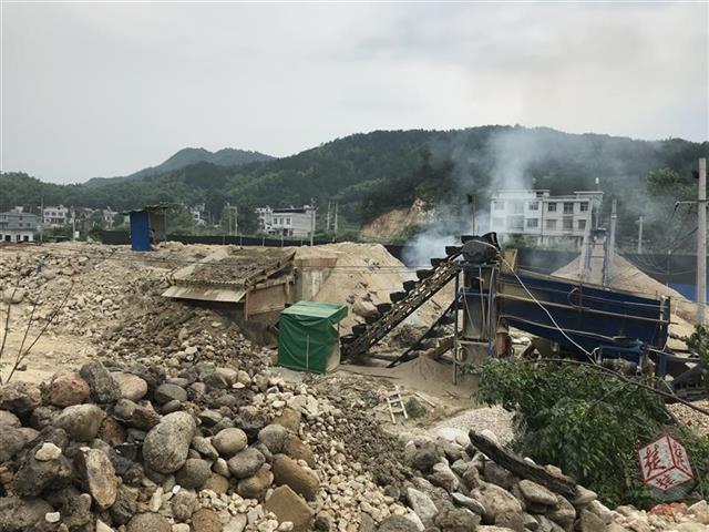 村民必经的桥梁受采砂威胁，村民致电村支书被骂“回来打死你”……(图1)