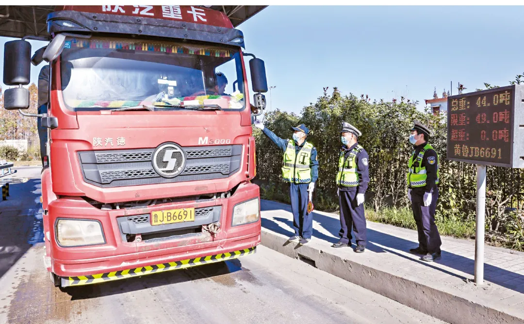 “一张网一盘棋”武汉坚持不懈常态化抓治超(图3)