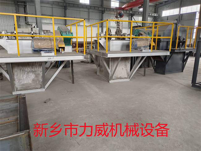 斗式提升机分为3类玻璃砂砂浆站板链垂直提升机(图2)