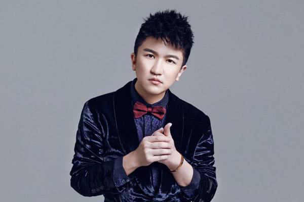 花大价钱雇13个保镖，却无人来接机，网友：红不红心里没点数吗(图1)