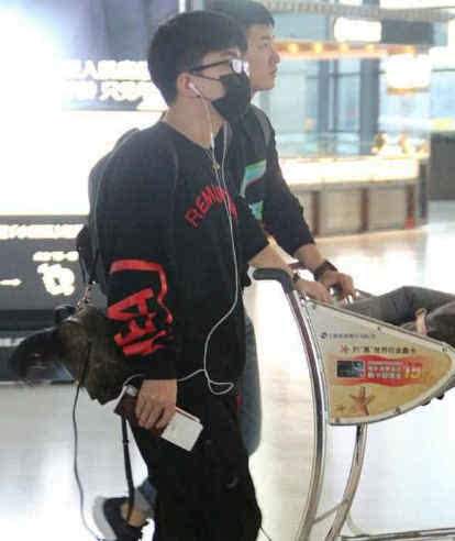 花大价钱雇13个保镖，却无人来接机，网友：红不红心里没点数吗(图5)