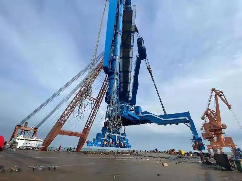 国能广投北海电厂两台螺旋式卸船机成功上岸落轨(图1)