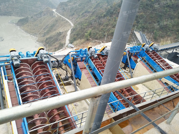 砂子泥沙含量大，可选用螺旋洗砂机清洗脱水(图1)