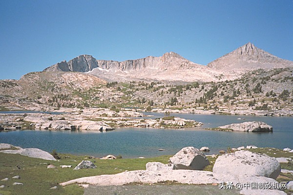 砂石生产线不可缺少的辅助设备——洗砂机(图1) 砂石生产线不可缺少的辅助设备——洗砂机(图1)