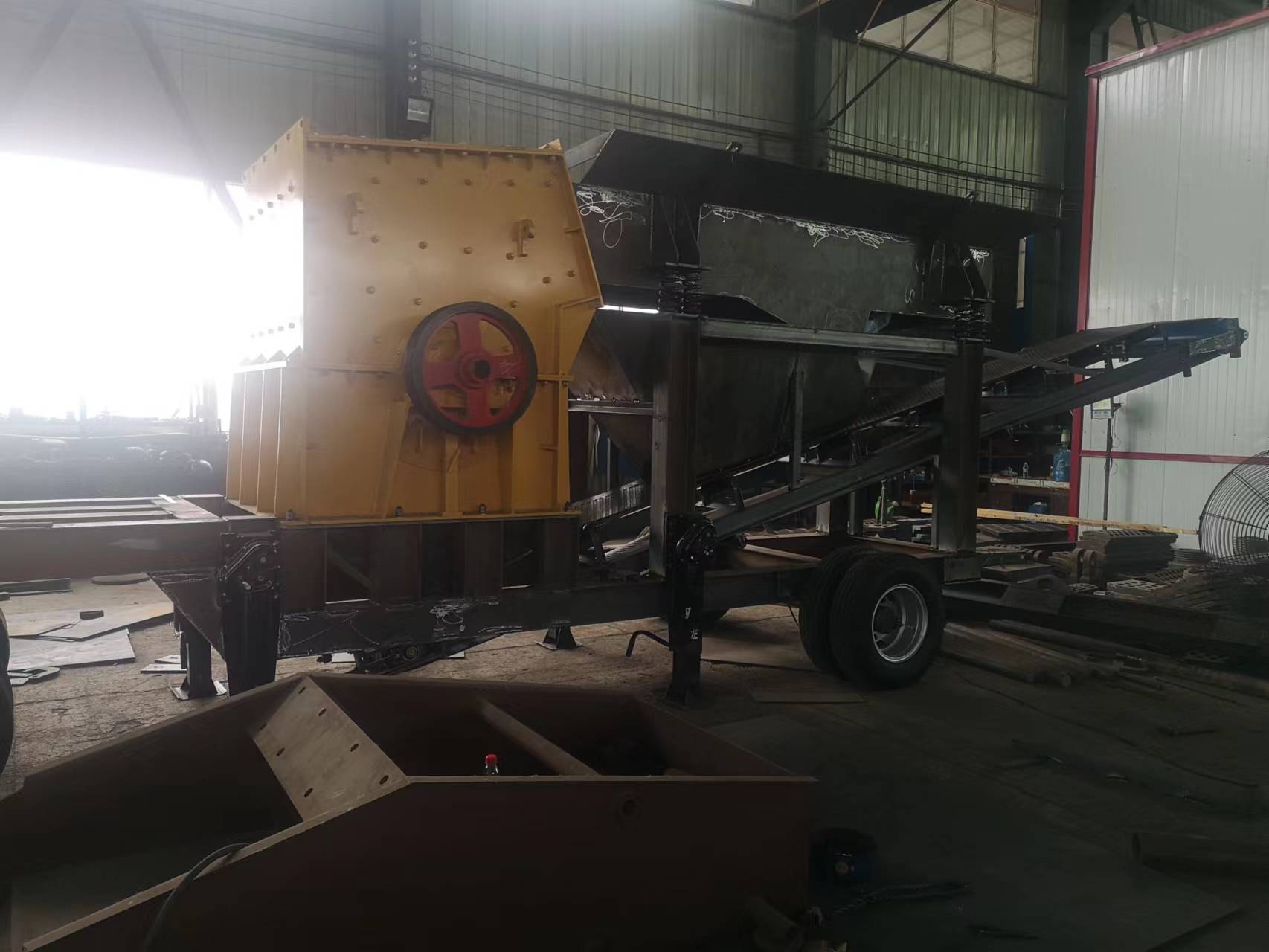 解述移动式制砂机如何一体式快速转场制砂(图1)