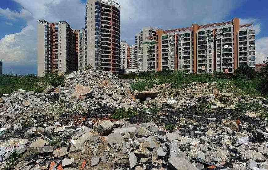 山东日产2000吨移动破碎站实现建筑垃圾再生利用(图1)