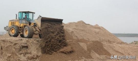 违法采砂场占地20多亩，部门联动12小时内拆除。(图1)