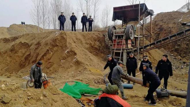 泰安这个地方“出手”了,打击取缔8处洗砂场,现场摧毁洗砂机!(图2) 泰安这个地方“出手”了,打击取缔8处洗砂场,现场摧毁洗砂机!(图2)