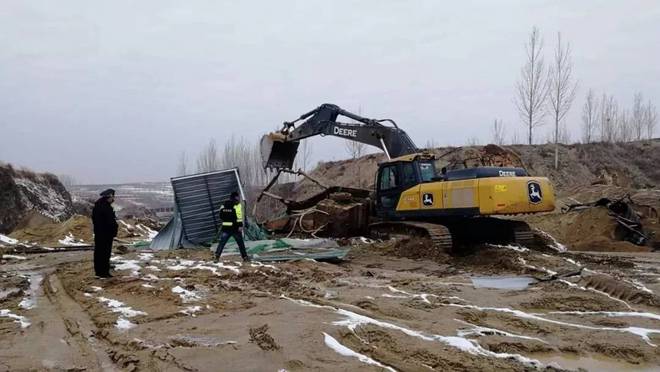 泰安这个地方“出手”了,打击取缔8处洗砂场,现场摧毁洗砂机!(图4) 泰安这个地方“出手”了,打击取缔8处洗砂场,现场摧毁洗砂机!(图4)