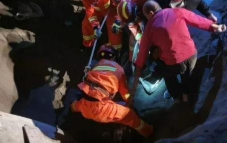 紧急！灵璧俩男子因施工身陷搅拌站沙堆！一人意识模糊奄奄一息！(图2)