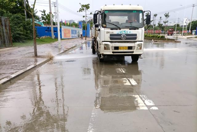 事发闽侯!泥土碎石滴撒漏200米(图1) 事发闽侯!泥土碎石滴撒漏200米(图1)