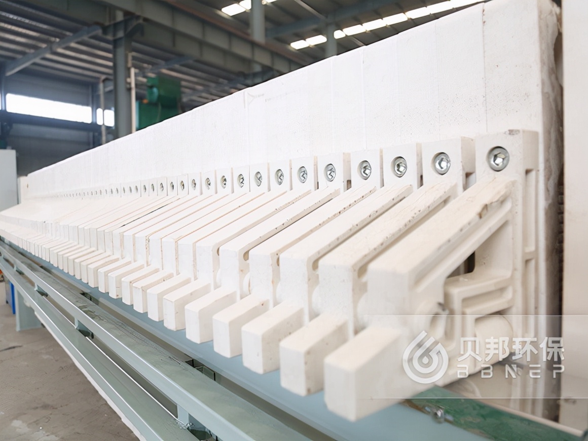 楚雄隔膜压滤机厂家直销贝邦环保技术员在现场指导安装(图1)