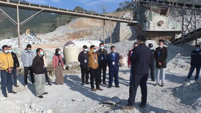 惠东依法查处19家非法堆砂场、洗砂场、碎石场！(图2)