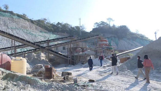 惠东依法查处19家非法堆砂场、洗砂场、碎石场！(图3)