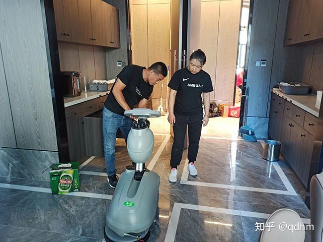 青岛中小型工业洗地机手推拖地车清洁陶瓷砖大理石地面(图2)