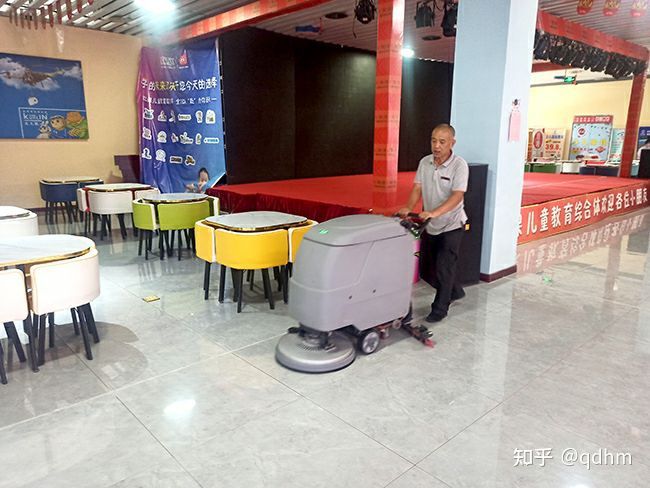 青岛合美工业全自动手推洗地机走进教培大楼(图2)