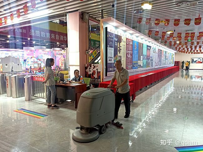 青岛合美工业全自动手推洗地机走进教培大楼(图4)