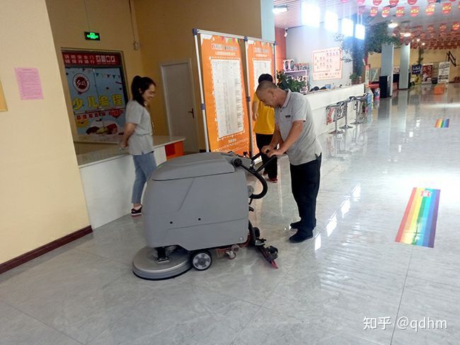 青岛合美工业全自动手推洗地机走进教培大楼(图3)