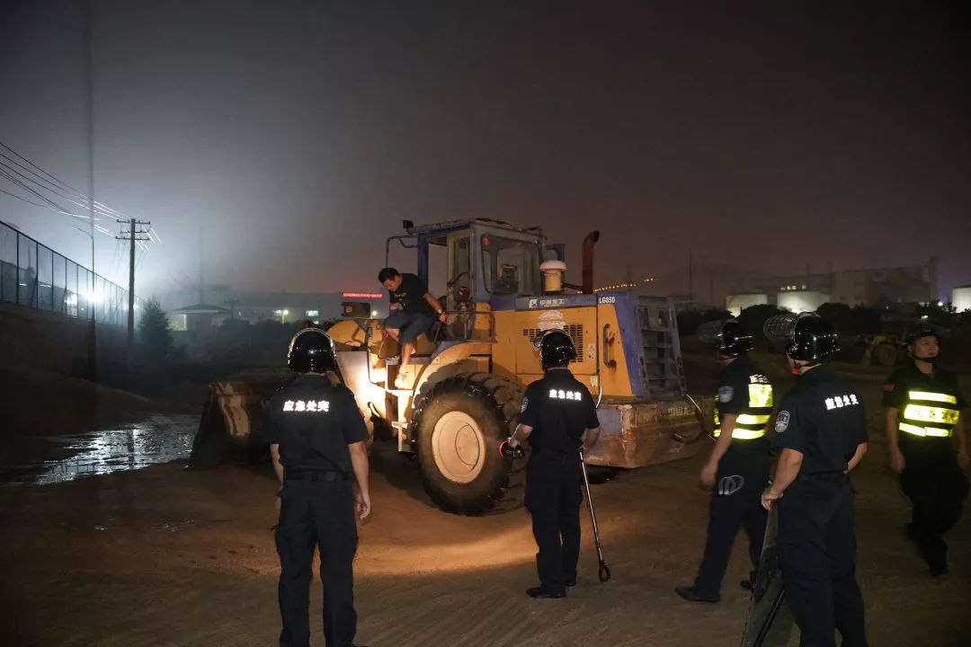 火速出击：“城管蓝”智擒“黑砂场”(图6)